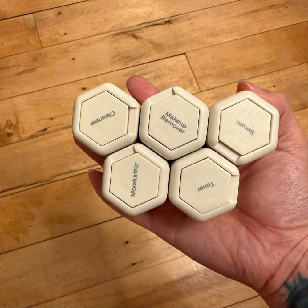 Cadence toiletry capsule set